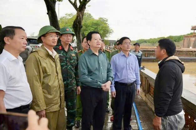 Phó thủ tướng Mai Văn Chính kiểm tra công tác dọn dẹp bảo vệ di sản tại Đại nội Huế