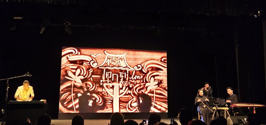 Tiết mục "Xin chào Việt Nam!" vẽ nên một số danh lam thắng cảnh nổi tiếng dọc chiều dài đất nước.. Ảnh: Minh Khang