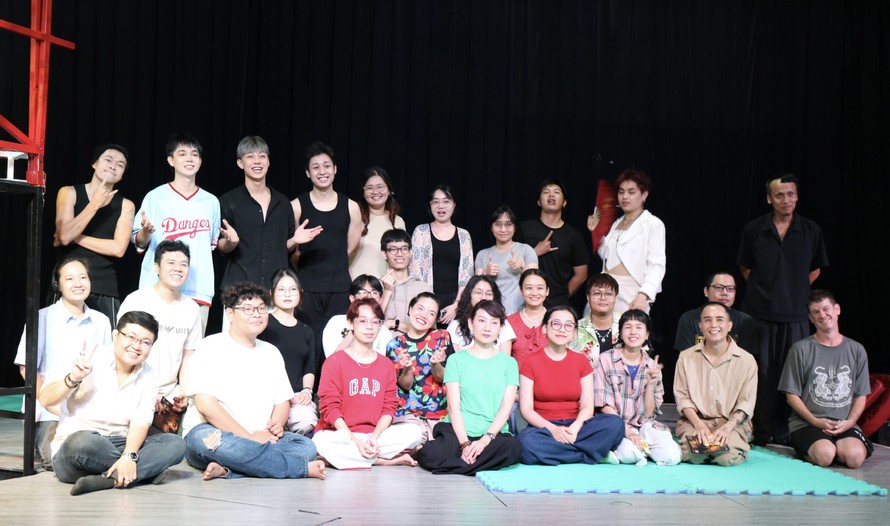 Ekip Ảo Quan chụp ảnh cùng khán giả tham gia Opening Rehearsal. Ảnh: Khánh Châu