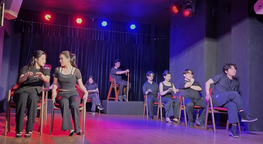 2 gia tộc của Romeo Hàn và Juliet Việt là 2 công ty cạnh tranh nhau ở lĩnh vực công nghệ - Ảnh: Minh Khang