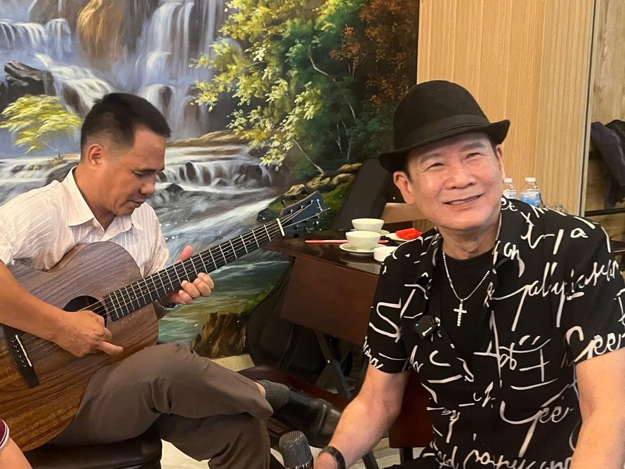 Danh ca Tuấn Vũ tại buổi giao lưu 