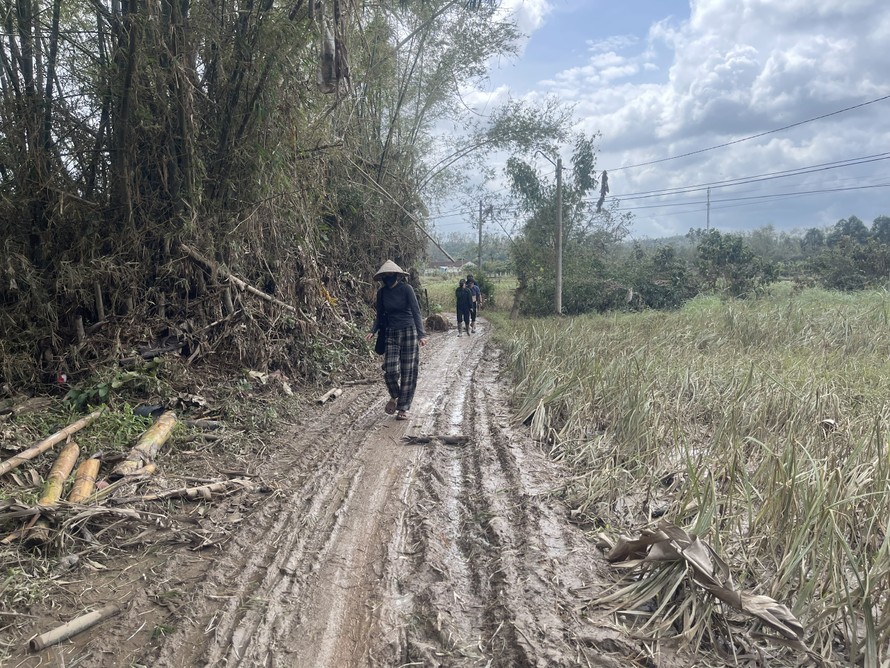 Đường đất bùn lầy nước đọng vào xóm 16 nhà ở thôn Định Trung 2