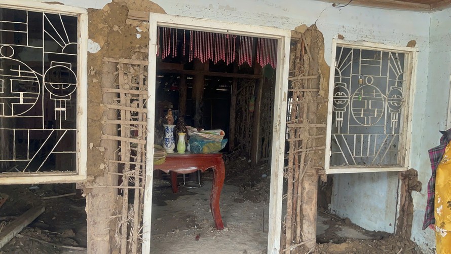 Một ngôi nhà vách đất ở thị trấn Củng Sơn (nay thuộc xã Sơn Hòa) bị nước xói lòi ra cốt tre và xập vách