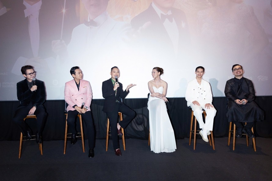 Các nghệ sĩ tham gia buổi họp báo ra mắt MV "Việt Nam tinh hoa" vào chiều 5/12