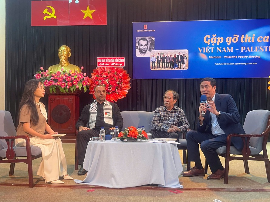 Từ phải qua: nhà thơ Hữu Việt, nhà thơ Murad Sudani – Chủ tịch Hội nhà văn Palestine, nhà thơ Nguyễn Quang Thiều cùng “Gặp gỡ thi ca Việt Nam – Palestine” 