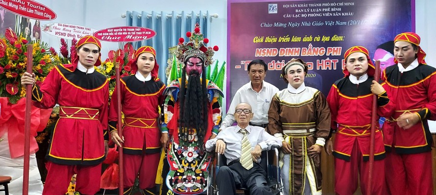 NSND Đinh Bằng Phi cùng con trai (áo trắng) và các diễn viên trẻ Nhà hát nghệ thuật Hát bội TPHCM - Ảnh: Minh Khang