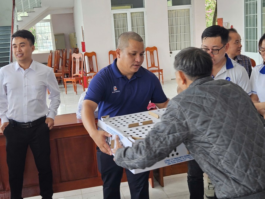 anh Hồ Văn Nhân, Chủ tịch Công ty TNHH TM KTXD BigCons trao tặng gà giống 