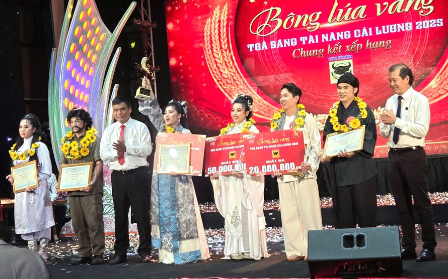 Trao giải thưởng Bông Lúa Vàng 2025 - Ảnh: Minh Khang