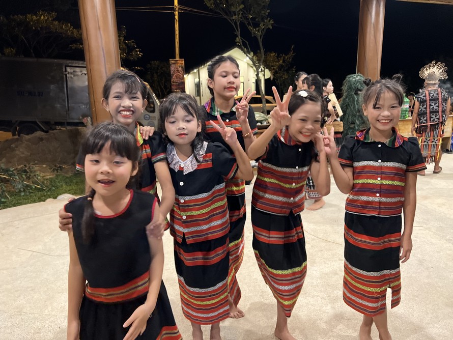 Trẻ em Cơ Tu tham gia làm “diễn viên” trong chương trình