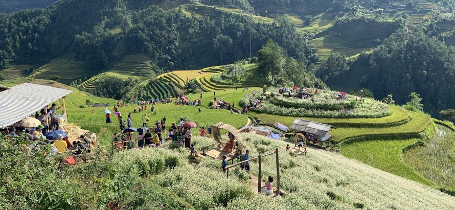 Khách du lịch tham quan vòng cung Tây Bắc.