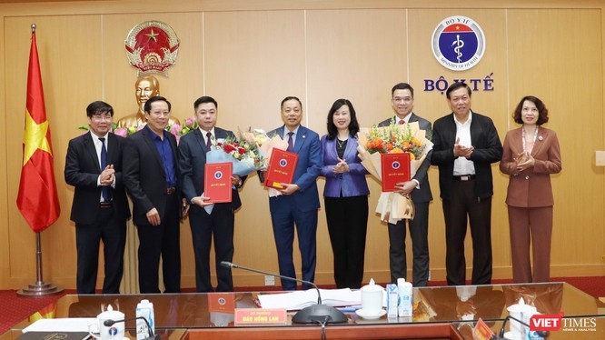 Lãnh đạo Bộ Y tế chúc mừng các cá nhân vừa được bổ nhiệm và bổ nhiệm lại.