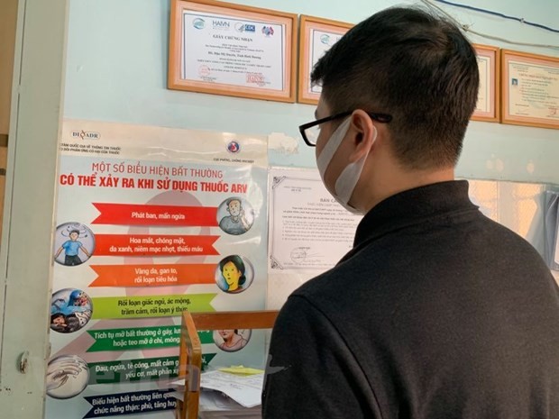 Người dân tìm hiểu thông tin về dự phòng lây nhiễm HIV/AIDS. Ảnh: TTXVN.