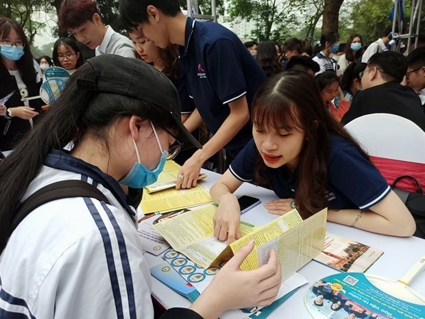 Thí sinh tìm hiểu thông tin các ngành đào tạo và trường đại học. Ảnh: Phạm Mai/TTXVN.