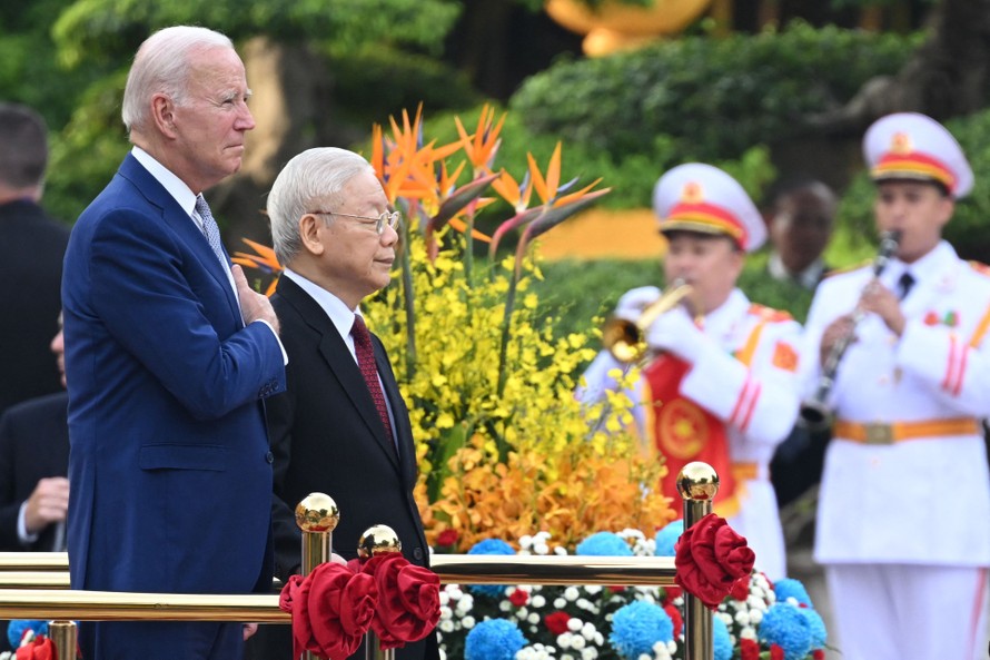 Tổng Bí thư Nguyễn Phú Trọng và Tổng thống Hoa Kỳ Joe Biden trên bục danh dự, thực hiện nghi thức chào cờ.