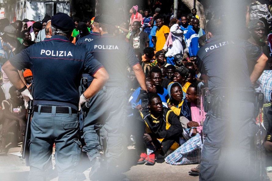 Hòn đảo nhỏ Lampedusa của Italy đang phải gồng mình đón nhận lượng người di cư, chủ yếu đến từ các nước Bắc Phi, lên tới 7.000 người, gần bằng dân số trên đảo. Ảnh: ABC News.
