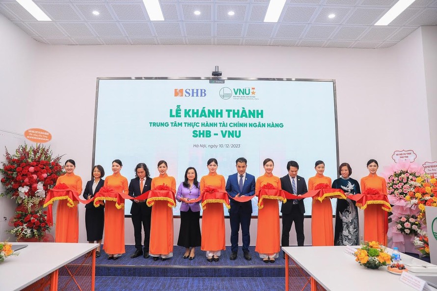 Lãnh đạo SHB và ĐHQG-HN cắt băng khánh thành “Trung tâm thực hành Tài chính Ngân hàng SHB – VNU”.