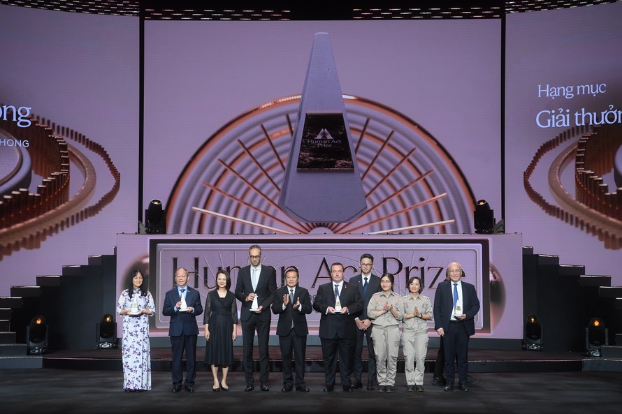 Ông Lại Xuân Môn, Ủy viên Trung ương Đảng, Phó Trưởng ban Thường trực Ban Tuyên giáo Trung ương trao Giải Human Act Prize cho 5 dự án, sáng kiến xuất sắc.