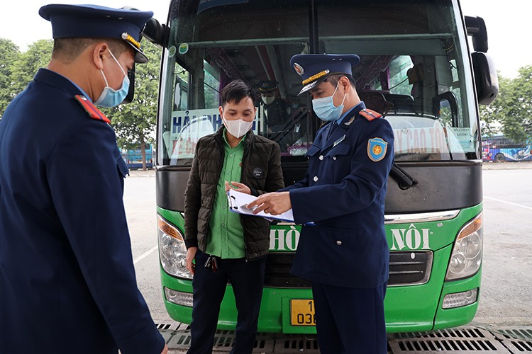 Kiểm tra nhà xe chấp hành các quy định vận tải, giấy tờ hoạt động của xe khách. Ảnh: LP.