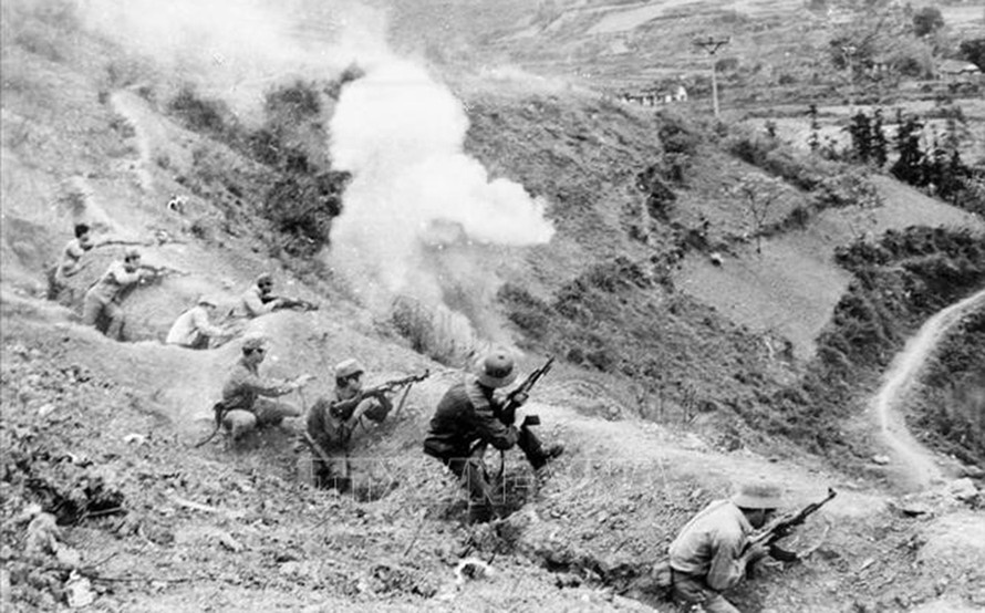 Lực lượng công an vũ trang dũng cảm chiến đấu tại khu vực Pháo đài Đồng Đăng, tỉnh Lạng Sơn (2/1979). Ảnh: Tạ Hải/TTXVN.