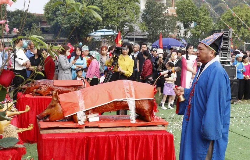 Thầy cúng làm lễ cầu mong mùa màng bội thu, mưa thuận gió hòa đến với người dân địa phương. Ảnh: Quốc Khánh/TTXVN.