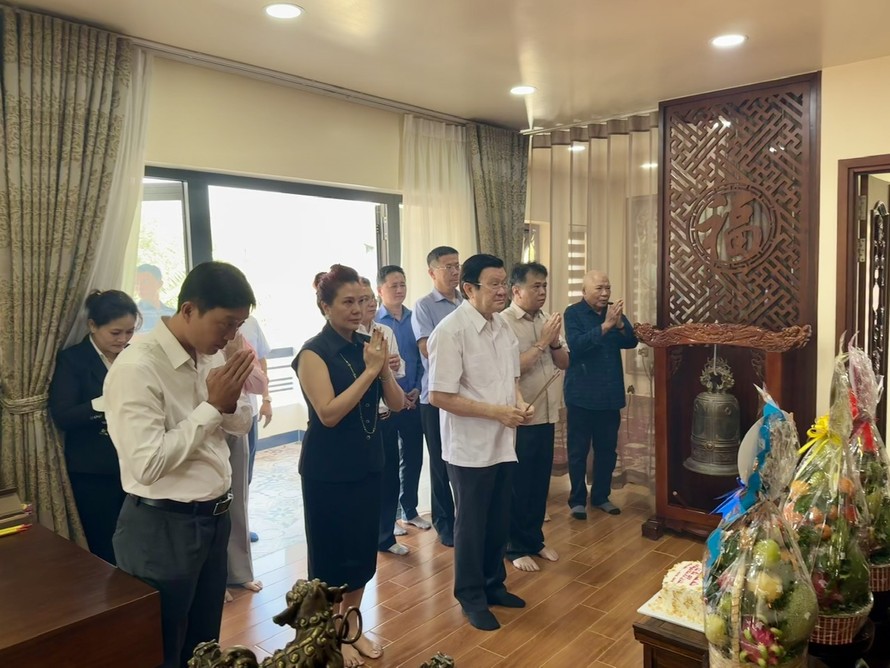 Nguyên Ủy viên Bộ Chính trị, nguyên Chủ tịch nước Trương Tấn Sang cùng các đại biểu dâng hương tưởng niệm 117 năm ngày sinh đồng chí Tổng Bí thư Lê Duẩn.