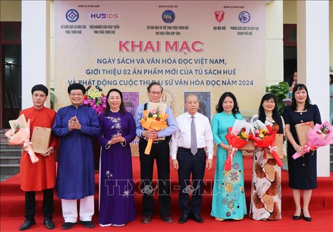 Ban tổ chức tặng sách cho các thư viện công cộng, thư viện trường học, tủ sách tư nhân có phục vụ cộng đồng; các trại giam, trại tạm giam trên địa bàn tỉnh Thừa Thiên - Huế.