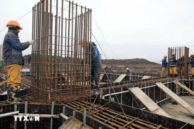 Thi công móng bản tại vị trí 70 (xã Đồng Sơn, Nam Trực, Nam Định) dự án Đường dây 500kV mạch 3 đoạn NMNĐ Nam Định 1-Phố Nối. Ảnh: Huy Hùng/TTXVN.