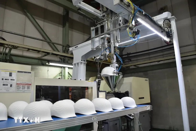 Công đoạn cuối cùng để tạo hình mũ bảo hiểm Shellmet. Ảnh: Xuân Giao/TTXVN.