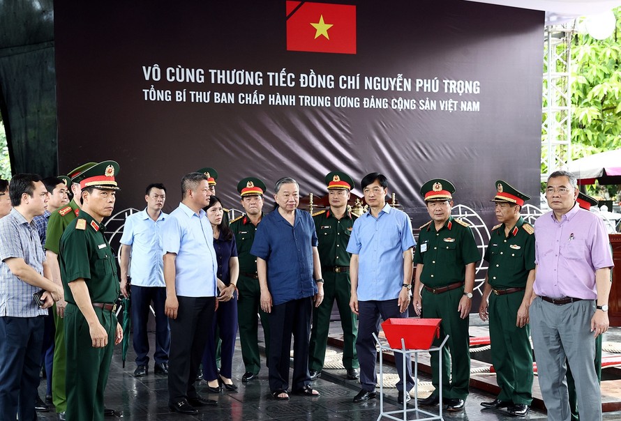 Sáng 24/7, Chủ tịch nước Tô Lâm cùng đoàn đã đến kiểm tra công tác chuẩn bị tại nghĩa trang Mai Dịch.