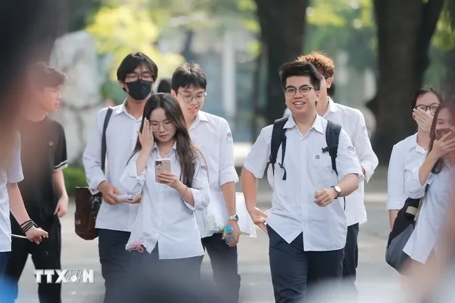 Niềm vui của các thí sinh khi hoàn thành Kỳ thi tốt nghiệp Trung học Phổ thông quốc gia năm 2024. Ảnh: Minh Quyết/TTXVN.