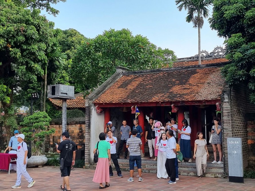 Khách tham quan tại một điểm di tích của Hà Nội. Ảnh: TTXVN.