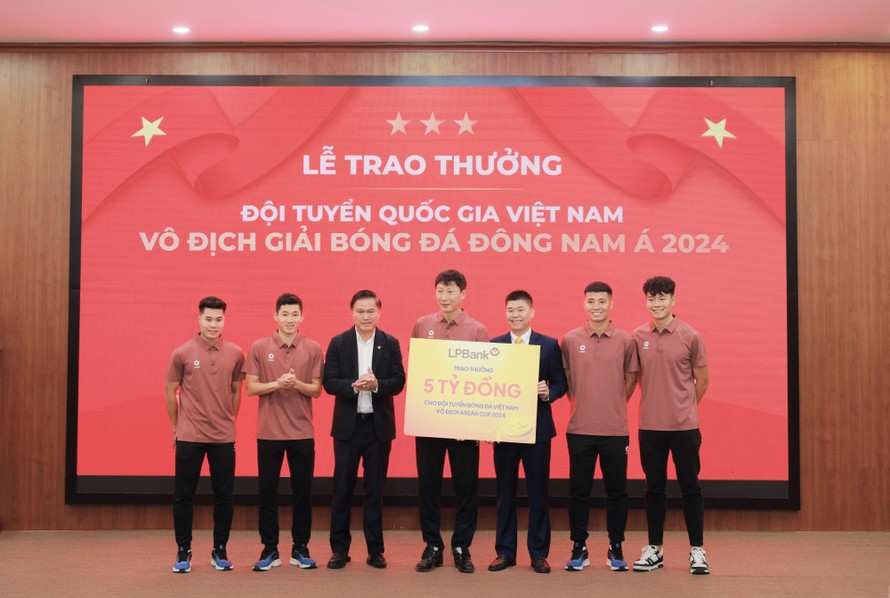 Đại diện Ngân hàng Lộc Phát Việt Nam, ông Đoàn Nguyên Ngọc, Phó Tổng Giám đốc (thứ 3 từ phải sang) trao thưởng 5 tỷ đồng cho Đội tuyển Quốc gia Việt Nam khi giành cúp vô địch ASEAN 2024.