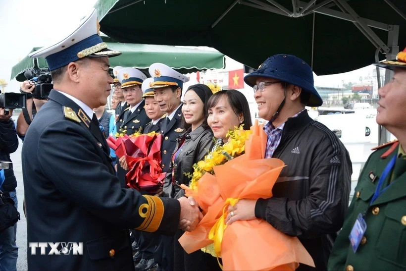 Chuẩn Đô đốc Nguyễn Đăng Tiến, Bí thư Đảng ủy, Chính ủy Vùng 3 Hải quân tặng hoa đoàn công tác. Ảnh: Văn Dũng/TTXVN.