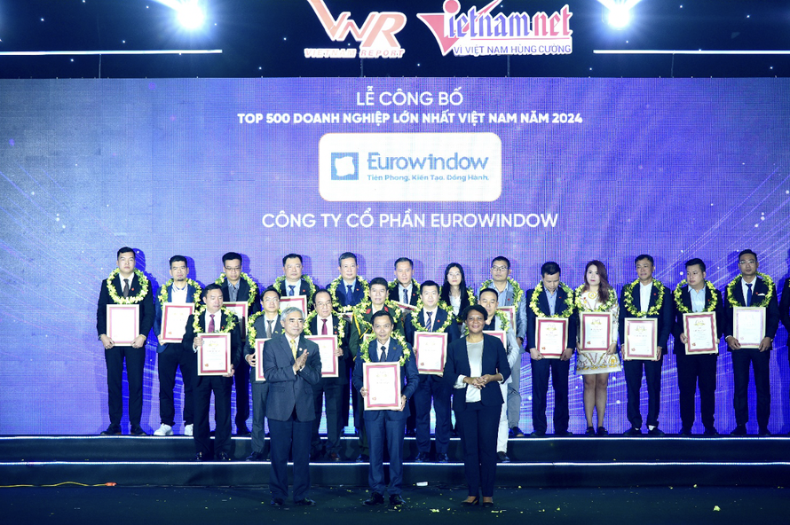 Ông Nguyễn Thanh Trình - Giám đốc kinh doanh nước ngoài - đại diện Eurowindow nhận chứng nhân TOP 500 Doanh nghiệp lớn nhất Việt Nam.