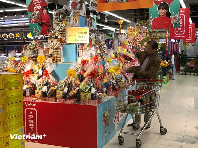 Siêu thị chuẩn bị đủ nguồn hàng phục vụ mua sắm của người dân. Ảnh: Đức Duy/TTXVN.