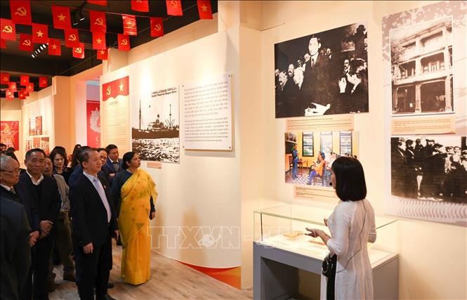 Với hơn 150 hiện vật, tài liệu, hình ảnh, Trưng bày giới thiệu khái quát sự ra đời của Đảng Cộng sản Việt Nam và 13 kỳ Đại hội Đảng. Ảnh: Thanh Tùng/TTXVN.