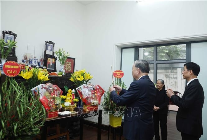 Tổng Bí thư Tô Lâm thắp hương tưởng niệm Tổng Bí thư Nguyễn Phú Trọng. Ảnh: Thống Nhất/TTXVN.