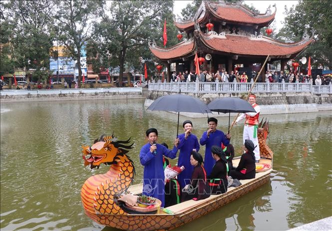 Các liền anh, liền chị Quan họ hát thuyền tại hội Lim. Ảnh: Thanh Thương/TTXVN.