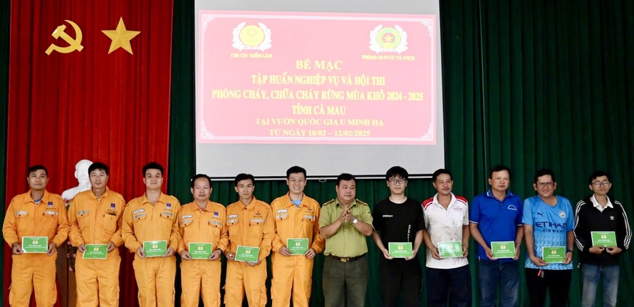Đội tuyển PV GAS CA MAU (trái) tại khóa tập huấn nghiệp vụ về PCCC rừng năm 2025.