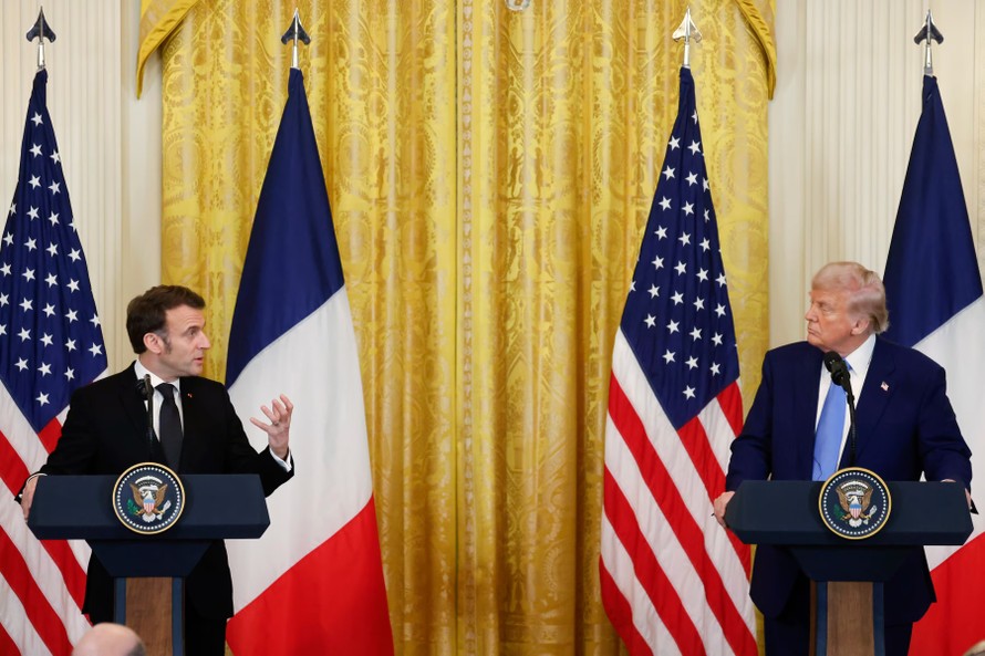 Tổng thống Mỹ Donald Trump (phải) và Tổng thống Pháp Emmanuel Macron (trái) tại cuộc họp báo chung ở Washington, D.C., ngày 24/2/2025.