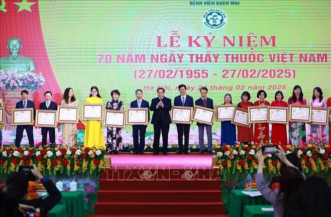 Thủ tướng Phạm Minh Chính trao Danh hiệu Thầy thuốc ưu tú cho các cá nhân có thành tích trong sự nghiệp bảo vệ, chăm sóc và nâng cao sức khoẻ nhân dân. Ảnh: Dương Giang/TTXVN.