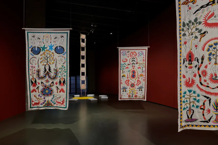 Nghệ sĩ mang góc nhìn nữ quyền vào tranh cuộn cổ hàng thế kỷ