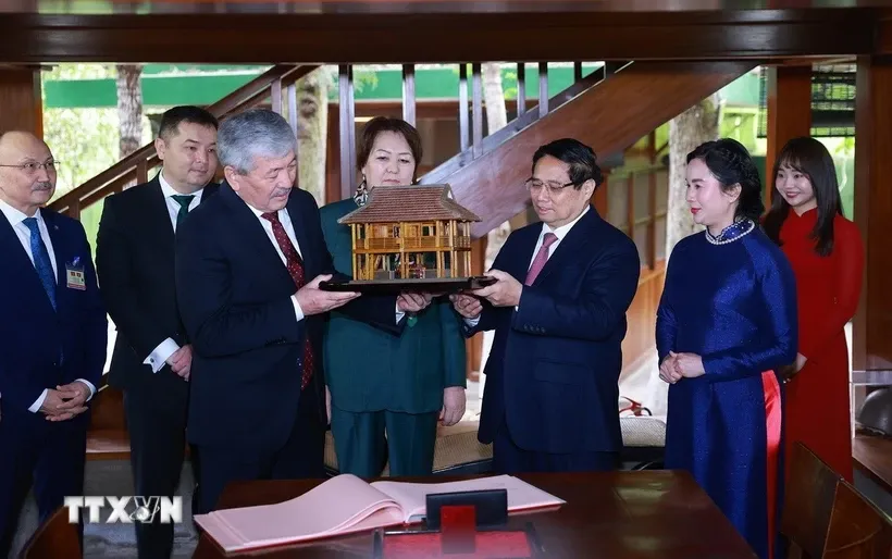 hủ tướng Phạm Minh Chính tặng Thủ tướng Kyrgyzstan Adylbek Kasimalyev mô hình nhà sàn Bác Hồ. Ảnh: Dương Giang/TTXVN