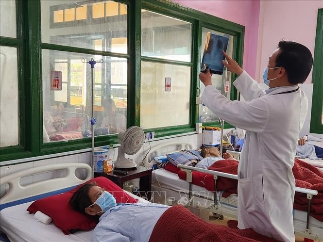 Bác sĩ kiểm tra kết quả chụp X-quang phổi của bệnh nhân. 