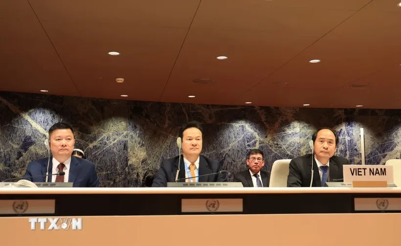 Đại sứ Mai Phan Dũng - Trưởng phái đoàn Việt Nam tại Geneva (giữa), cùng với Thứ trưởng Bộ Nội vụ Nguyễn Văn Hồi (bên phải) và thành viên trong đoàn. Ảnh: Anh Hiển/TTXVN