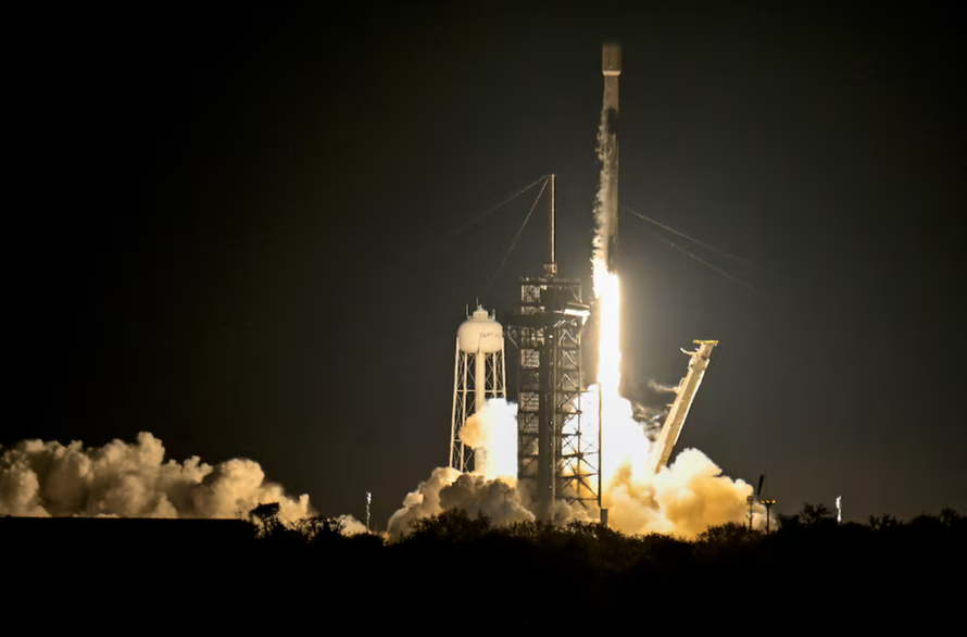 ên lửa SpaceX Falcon 9 cất cánh từ Tổ hợp phóng-39A mang theo tàu đổ bộ mặt trăng Nova-C Athena từ Trung tâm vũ trụ Kennedy ở Cape Canaveral, Florida, Mỹ, ngày 26/2/2025. Ảnh minh họa: REUTERS