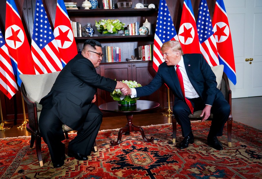 Tổng thống Mỹ Donald Trump (phải) và nhà lãnh đạo Triều Tiên Kim Jong-un.