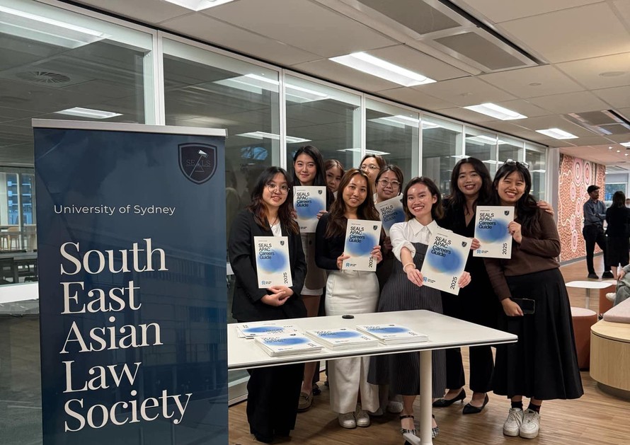 Nữ sinh Bùi Vũ Yến Nhi, Chủ tịch SEALS cùng các thành viên trong đội ngũ trong buổi ra mắt ấn phẩm.