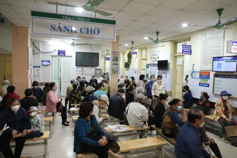 Người dân chờ khám tại một bệnh viện ở Hà Nội. Ảnh: TTXVN.