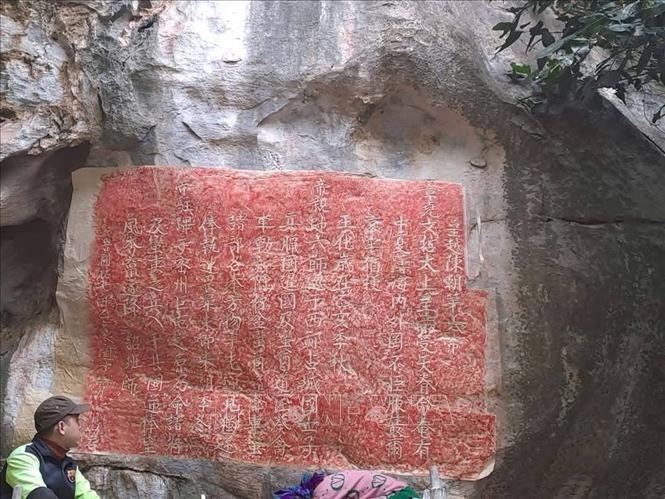 Sở Văn hóa thể thao và Du lịch tỉnh Nghệ An phối hợp với các chuyên gia đến từ Bảo tàng Mỹ thuật Việt Nam và Viện Trần Nhân Tông tiến hành công tác rập thác bản văn bia Ma Nhai. Ảnh: TTXVN.